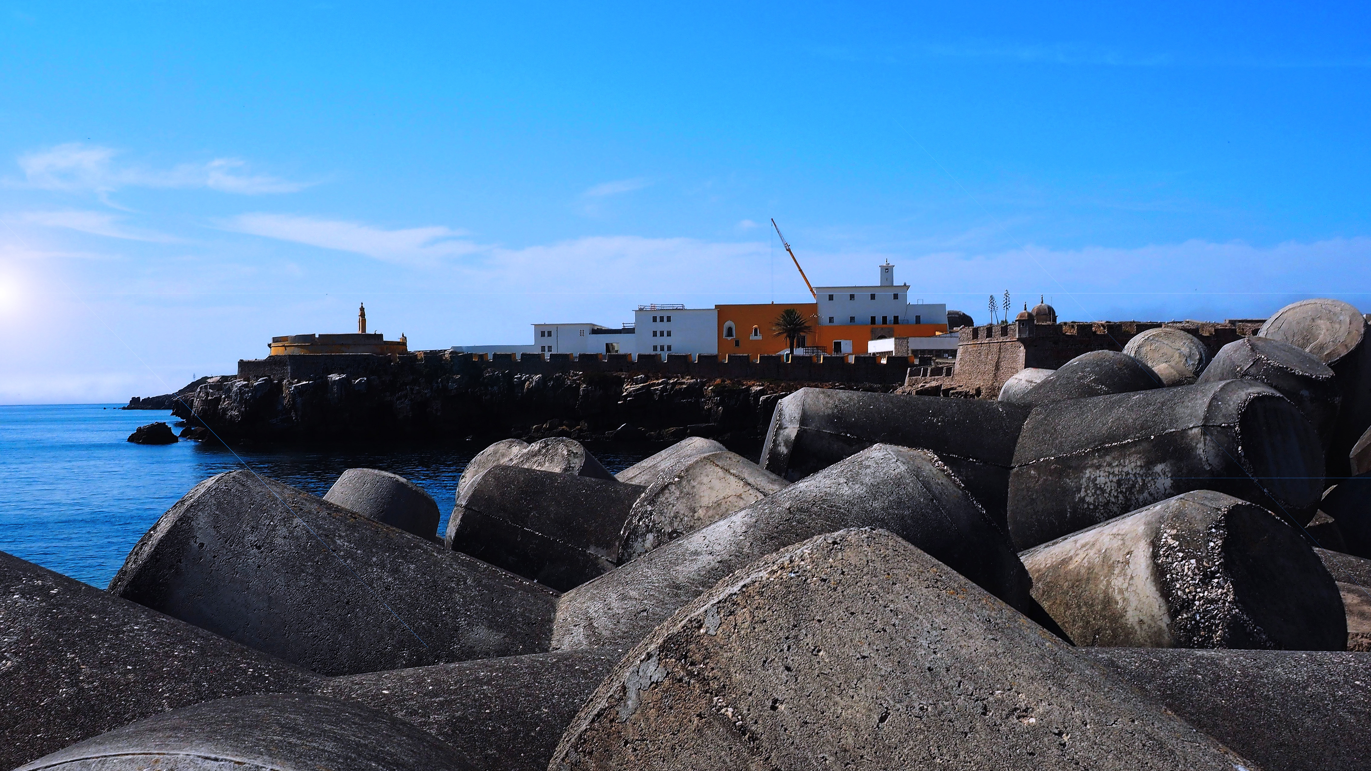 <h3>À l'heure où le jour s'efface, la ville de Porto s'embrase d'une lumière incandescente. Chaque maison, chaque villa, chaque ruelle devient un écrin, capturant l'ultime chaleur du soleil couchant.</h3> <h3>La photo saisit cet instant précieux où l'arch